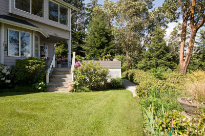 Steps up to the deck