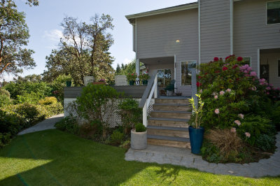 Steps up to the deck