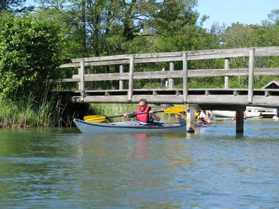 Urban paddlar under bron vid Tjock