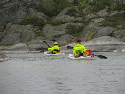 Pia och Kerstin gr reklam p vattnet