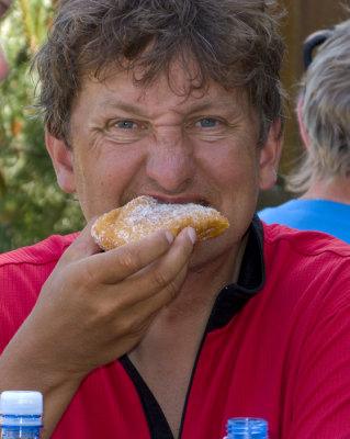 Nils hugger in på munkarna.