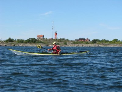 Vi rundar Svenska Högarna, Kjell-E