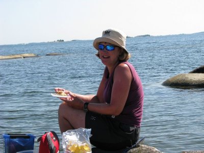 Alice intar sista lunchen på denna tur vid Hallonstenarna