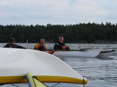 Arvid NIL, Ulf NIL och Mats NIL  vervakar phittad  olycka medhl i Peters kajak