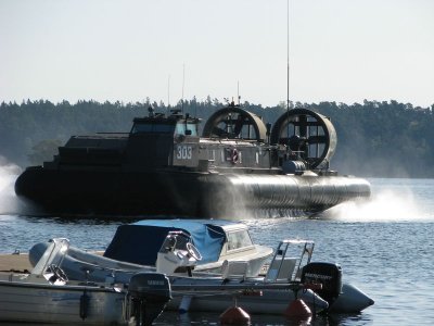 Svävare utanför bryggan i Stavsnäs
