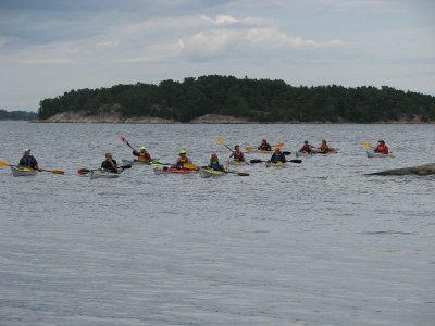 Lag syd kommer paddlande mot Brunskär