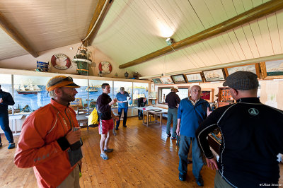 Gruppen fick en visning av sjömannaföreningens fina museum.