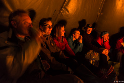 perfekt att sitta i en varm tipi med regnet strilande p utsidan.