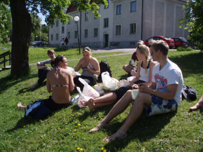 Lunch i solskenet p Lngholmens badstrand.JPG