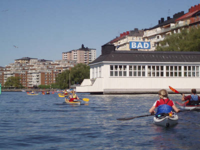 Vi brjar med att glida fbi Street och kallbadhuset.