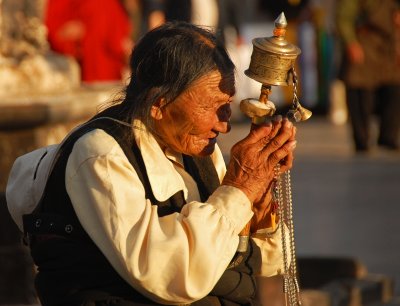 Prayer in front of the Jokhang Temple Monastery ǰת