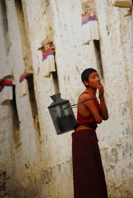 Monk carrying water ȡˮ