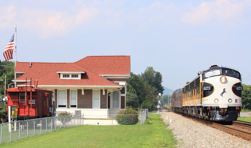 OCS 956 passes the CS depot at Spring CIty 