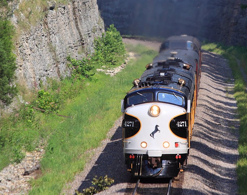 Southbound NS 956 flys up the grade at Kings Mountain 