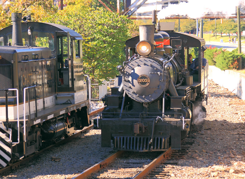 W&L 203 passes the CTC #4 as the crew switches out the days train 