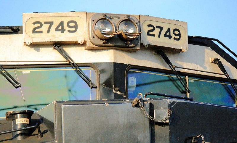 NS SD70M-2 #2749, power for the T-19 local