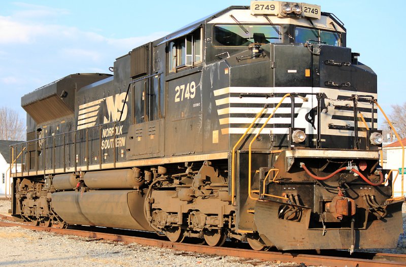 NS SD70M-2 #2749, power for the T-19 local