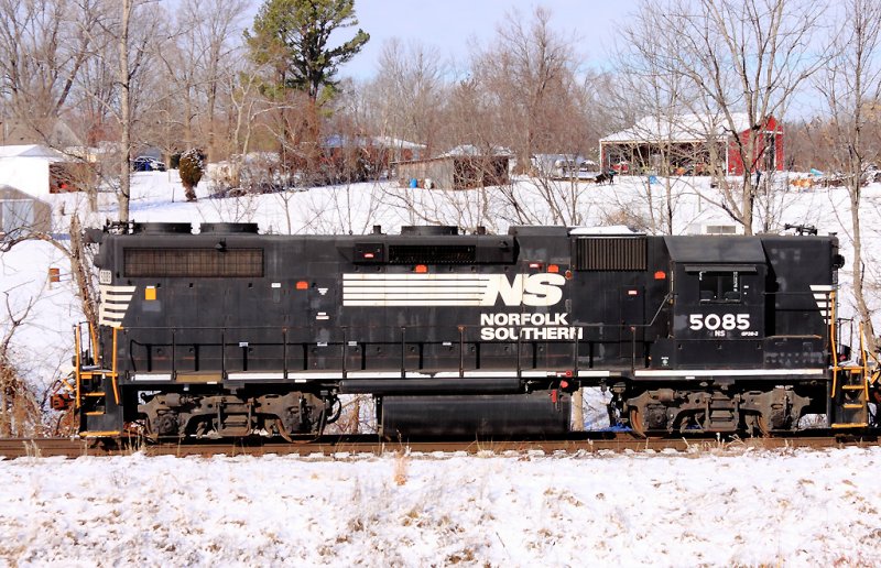NS GP38-2 #5085 on train T79 
