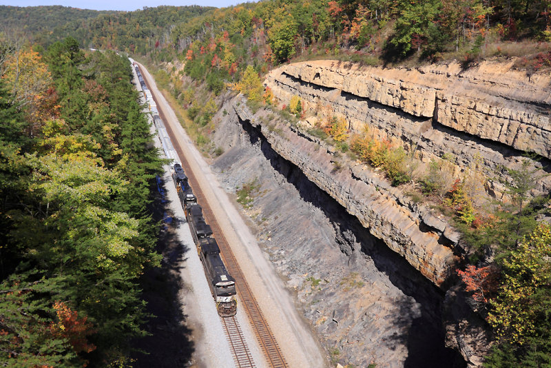 A long and heavy 117 is down to a crawl as the train climbs out of the Cumberland River valley at Keno 