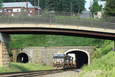 Westbound intermodal at Tunnel Hill