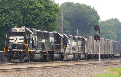 A Westbound loaded garbage train with helpers ahead at CP MO