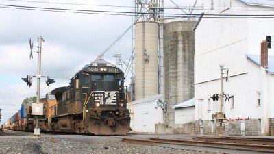 A Tophat leads a Eastbound past the grain elevator at Stryker 