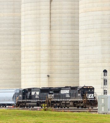 NS power at the End of the Fort Wayne Yard 