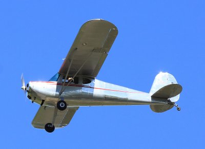 Shiny Cessna on final approach 