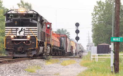 NS 2719 leads a Westbound across the C&FE at CP Mike 