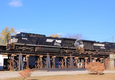 NS 375 crosses the bridge at Shelbyville 