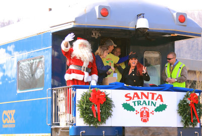 Santa and Wynonna Judd wave to the crowds at St. Paul 