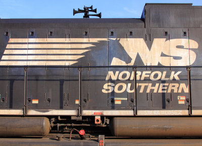 NS SD70M-2 #2749, power for the T-19 local