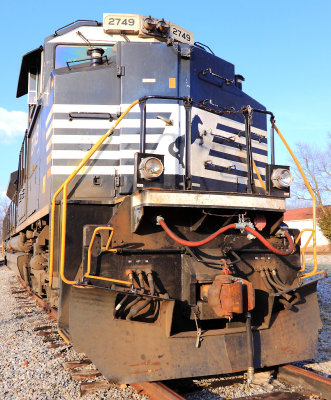 NS SD70M-2 #2749, power for the T-19 local