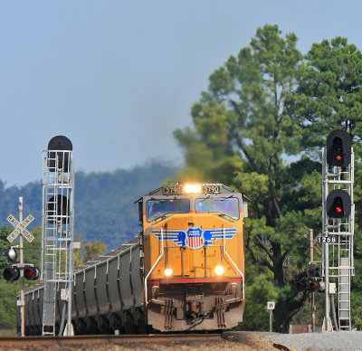 A UP SD70M-2 on the point of NS 54G splits the signals at Milidgeville 