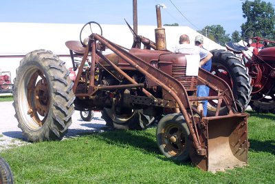 IH Model H with front end scoop