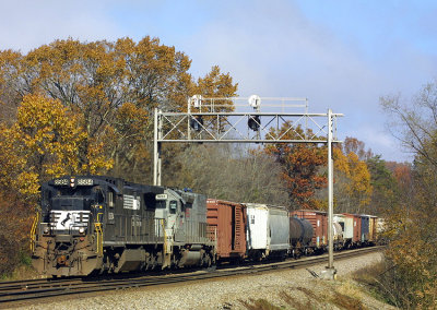 A elderly C39-8 and a NREX SD40-2T leads train 175 at Glenn Mary Tn.