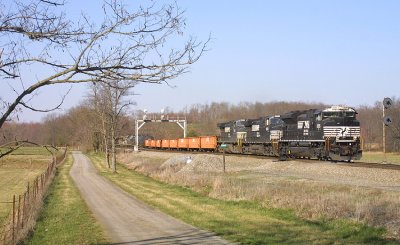 NS SD70M-2 #2695 leads a pair of catfish and train 167 South at Bowen KY