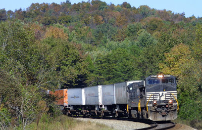 NS 215 swings around the big curve at Grove, just North of Burnside Ky