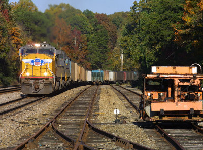 NS 890 eases through the yard at Emory Gap yard.