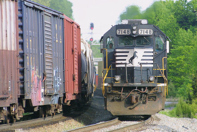 A pair of GP60's drag NS 224 up the hill and into the siding at East Waddy, Ky