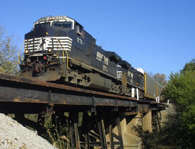 NS 287 crosses the bridge near Hoopers station