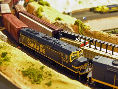 Athearn Genesis F45 in ATSF's as-delivered book end scheme -- Dave Ramsey's favorite scheme for these units