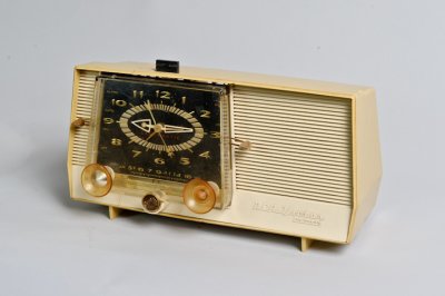 Radio rveil a lampe _ RCA Victor Modle C-4EM _ Vers 1950