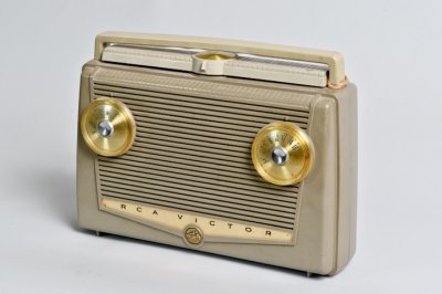 Radio a lampe _ RCA Victor _ Modle Super-Htrodyne P-233 _ vers 1945