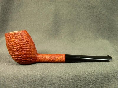 Elegante Cutty mit charakteristischer Sandstrahlung von BRUCE A. WEAVER (USA).