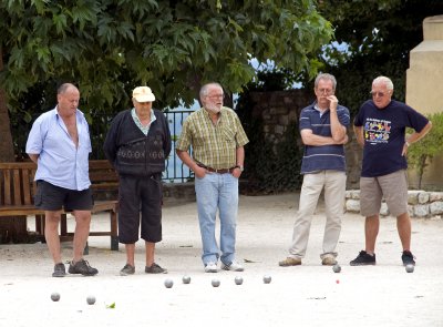 Boules players