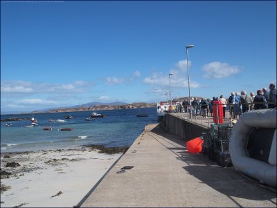 Iona: rush hour, the queue for the ferry