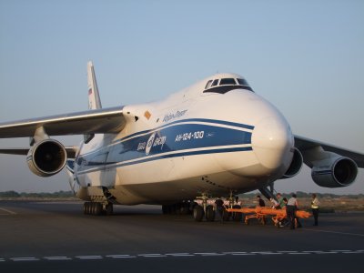 1719 14th October 08 AN124 towbar positioning at Sharjah Airport.jpg