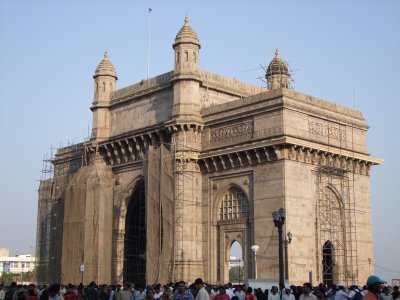 Crowded Gateway to India Mumbai.jpg