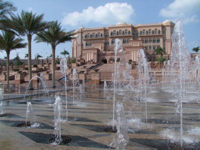 Fountains Emirates Palace Abu Dhabi.jpg